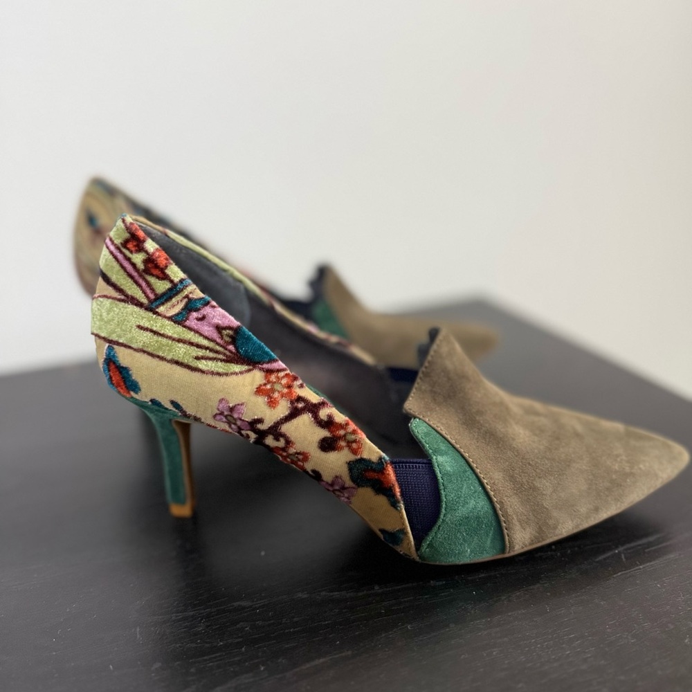 Lori Goldstein Velvet Tapestry Suede Pumps Size 37 Pointed Toe NWOB